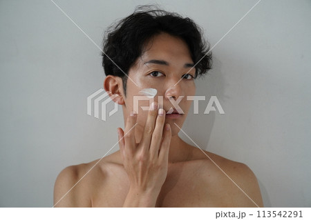 日焼け止めを塗る男性 113542291