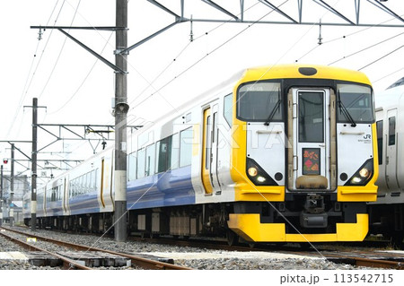 留置線に停車するE257系500番台（特急あずさ表示） 113542715