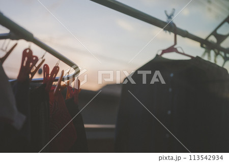 夕方まで外に干しっぱなしの洗濯物 113542934