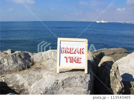 Break Time symbol. Break Time white chalk blackboard. Beautiful sea background. Business and Break Time concept. Copy space. Break Time symbol. Break Time white chalk blackboard. Beautiful sea background. Business and Break Time concept. Copy space. 113543405
