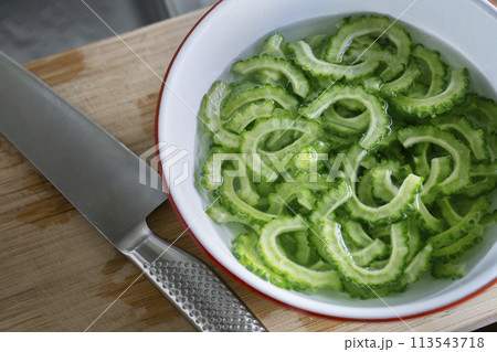 スライスした新鮮なゴーヤ 113543718