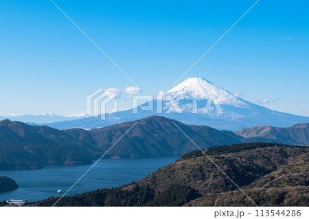 富士山と芦ノ湖・箱根の山並み 113544286