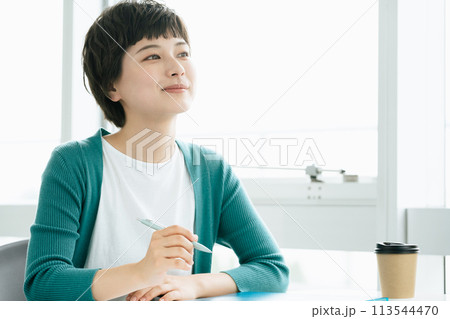 研修を受ける若い女性 113544470