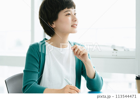 研修を受ける若い女性 113544471