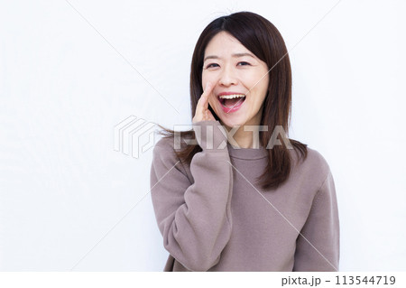 呼びかけている女性 113544719