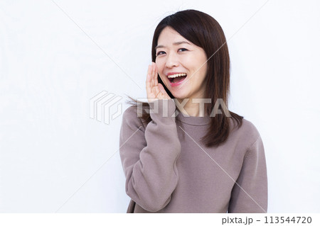 呼びかけている女性 113544720