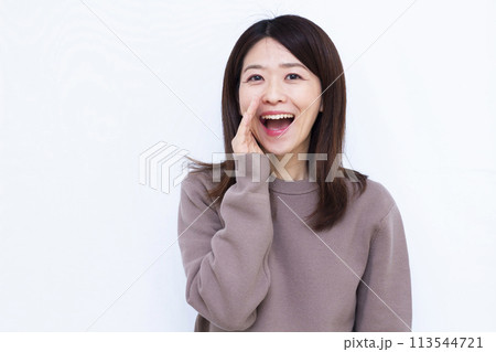 呼びかけている女性 呼びかけている女性 113544721