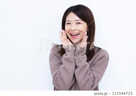 呼びかけている女性 呼びかけている女性 113544723