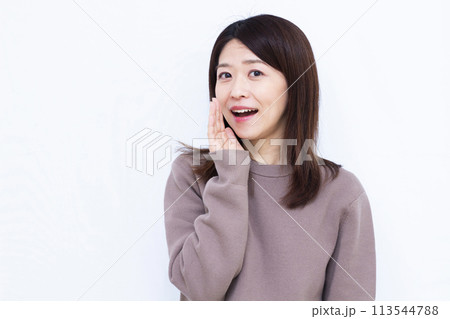 呼びかけている女性 呼びかけている女性 113544788