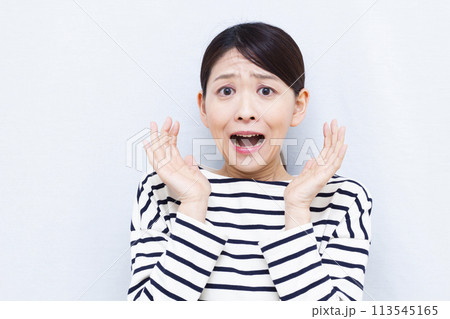 びっくり驚く女性 113545165