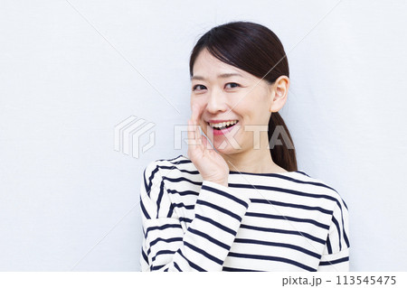 呼びかけている女性 呼びかけている女性 113545475