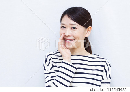 呼びかけている女性 113545482