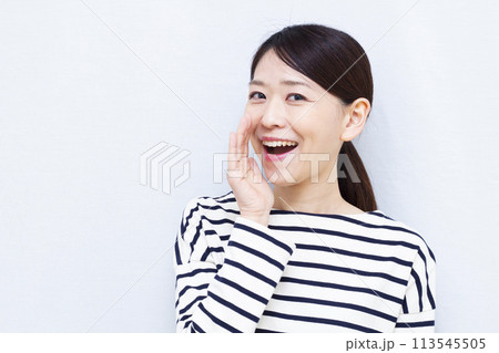 呼びかけている女性 呼びかけている女性 113545505