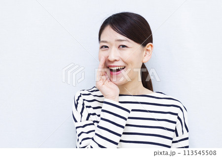呼びかけている女性 113545508