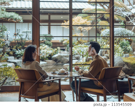旅館のラウンジでくつろぐ夫婦 113545509