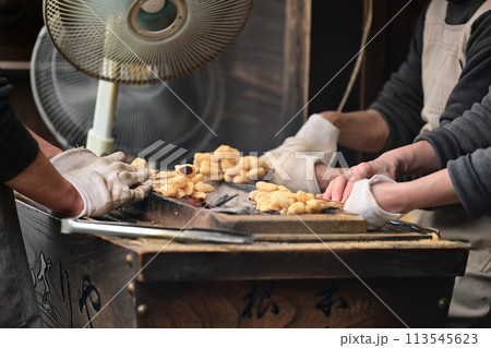 【京都】木々に囲まれた今宮神社の参道には、美味しいあぶり餅のお店が並び、どちらも美味しいです。 【京都】木々に囲まれた今宮神社の参道には、美味しいあぶり餅のお店が並び、どちらも美味しいです。 113545623