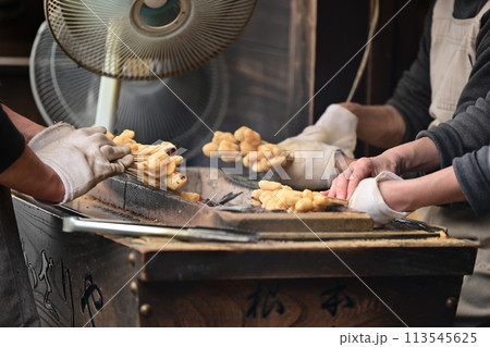 【京都】木々に囲まれた今宮神社の参道には、美味しいあぶり餅のお店が並び、どちらも美味しいです。 113545625