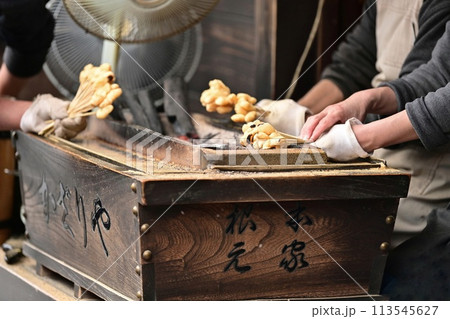 【京都】木々に囲まれた今宮神社の参道には、美味しいあぶり餅のお店が並び、どちらも美味しいです。 113545627
