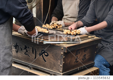 【京都】木々に囲まれた今宮神社の参道には、美味しいあぶり餅のお店が並び、どちらも美味しいです。 【京都】木々に囲まれた今宮神社の参道には、美味しいあぶり餅のお店が並び、どちらも美味しいです。 113545632