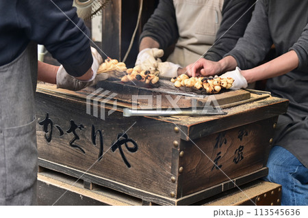 【京都】木々に囲まれた今宮神社の参道には、美味しいあぶり餅のお店が並び、どちらも美味しいです。 113545636