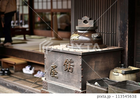 【京都】木々に囲まれた今宮神社の参道には、美味しいあぶり餅のお店が並び、どちらも美味しいです。 【京都】木々に囲まれた今宮神社の参道には、美味しいあぶり餅のお店が並び、どちらも美味しいです。 113545638