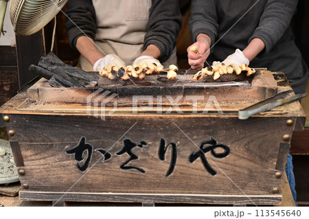 【京都】木々に囲まれた今宮神社の参道には、美味しいあぶり餅のお店が並び、どちらも美味しいです。 【京都】木々に囲まれた今宮神社の参道には、美味しいあぶり餅のお店が並び、どちらも美味しいです。 113545640