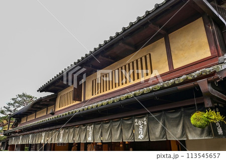 【京都】木々に囲まれた今宮神社の参道には、美味しいあぶり餅のお店が並び、どちらも美味しいです。 113545657