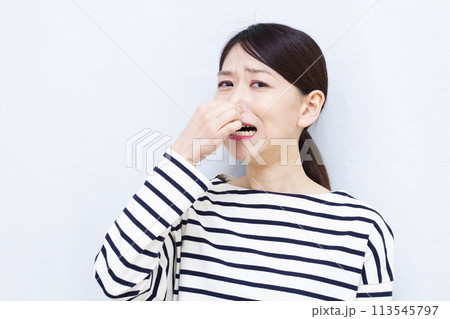 口臭を気にする女性 113545797