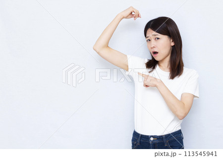 脇汗を気にする女性 113545941