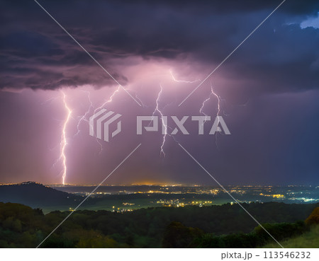 自然の中で落ちる2つの稲妻 113546232