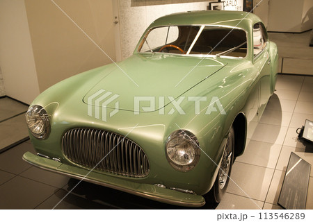 ショールームに展示された外車 113546289