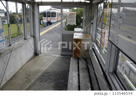 駅の待合室 113546554