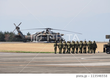 UH-60J救難ヘリコプター訓練飛行(陸上自衛隊第12旅団　相馬原駐屯地記念行事) 113546558