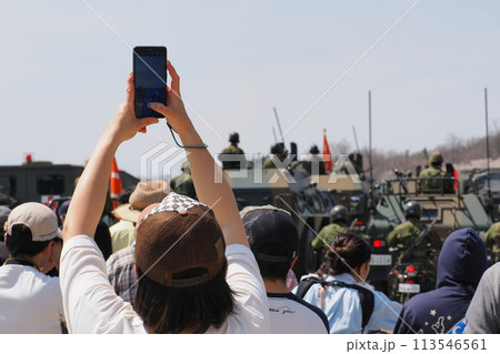 自衛隊観閲式を撮影するスマホ(陸上自衛隊第12旅団　相馬原駐屯地記念行事) 113546561