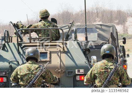 観閲式での自衛隊車両(陸上自衛隊第12旅団 相馬原駐屯地記念行事) 観閲式での自衛隊車両(陸上自衛隊第12旅団 相馬原駐屯地記念行事) 113546562