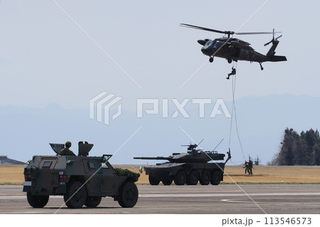 UH-60J救難ヘリコプター訓練飛行(陸上自衛隊第12旅団 相馬原駐屯地記念行事) UH-60J救難ヘリコプター訓練飛行(陸上自衛隊第12旅団 相馬原駐屯地記念行事) 113546573