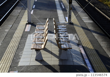駅のベンチ 駅のベンチ 113546574