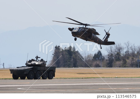 UH-60J救難ヘリコプター訓練飛行(陸上自衛隊第12旅団 相馬原駐屯地記念行事) UH-60J救難ヘリコプター訓練飛行(陸上自衛隊第12旅団 相馬原駐屯地記念行事) 113546575