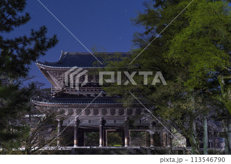 春の京都　南禅寺三門　夜桜 113546790