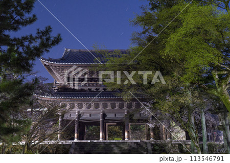 春の京都　南禅寺三門　夜桜 113546791