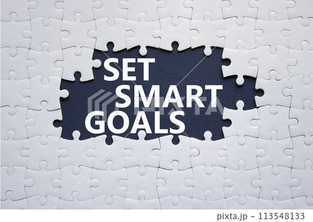 Set smart goals symbol. Concept words Set smart goals on white puzzle. Beautiful deep blue background. Business and Set smart goals concept. Copy space. 113548133
