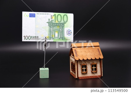 The toy house stands next to the banknote on the stand. Accurate financial calculation 113549500