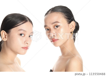 美しい二人の女性 113550488