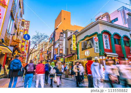 日本の横浜都市景観 4月・観光客らで賑わう横浜中華街。コロナ禍前と変わらない…希望の時代へ＝14日 113550882