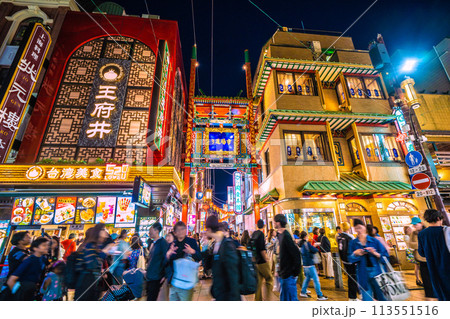 日本の横浜都市景観 外国人観光客らで賑わう中華街大通りや市場通りなどを望む…＝14日、横浜中華街 113551516