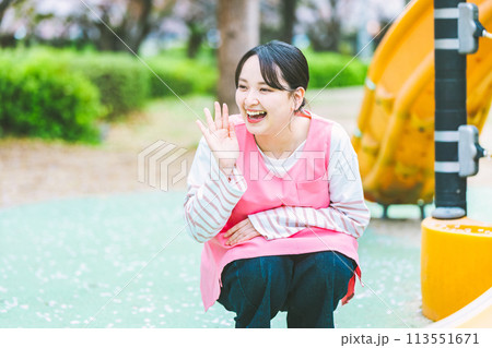 公園の遊具の前で子供と遊ぶ保育士 公園の遊具の前で子供と遊ぶ保育士 113551671