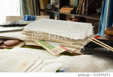 忘れられた宝くじ　換金できなかった当選くじ　山積した書類に紛れ込んだ宝くじ　埋もれた物 113553471