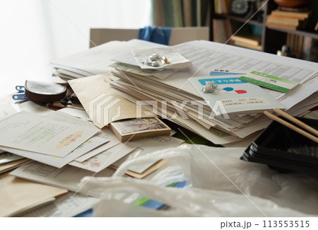 山積した書類の間から出てきた現金　へそくり　遺品整理　汚部屋 113553515