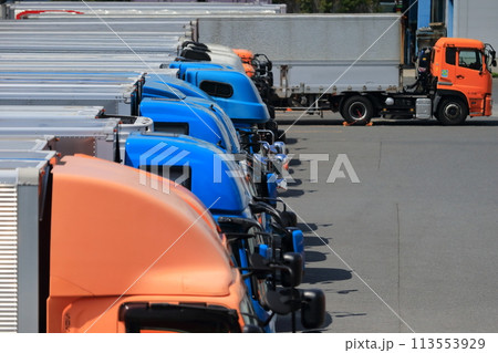 並んだトラック　イメージ 113553929