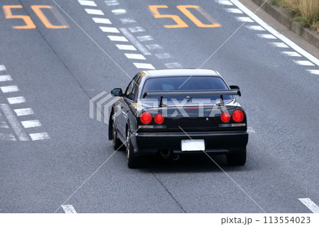 公道を走るスポーツカー　イメージ 113554023